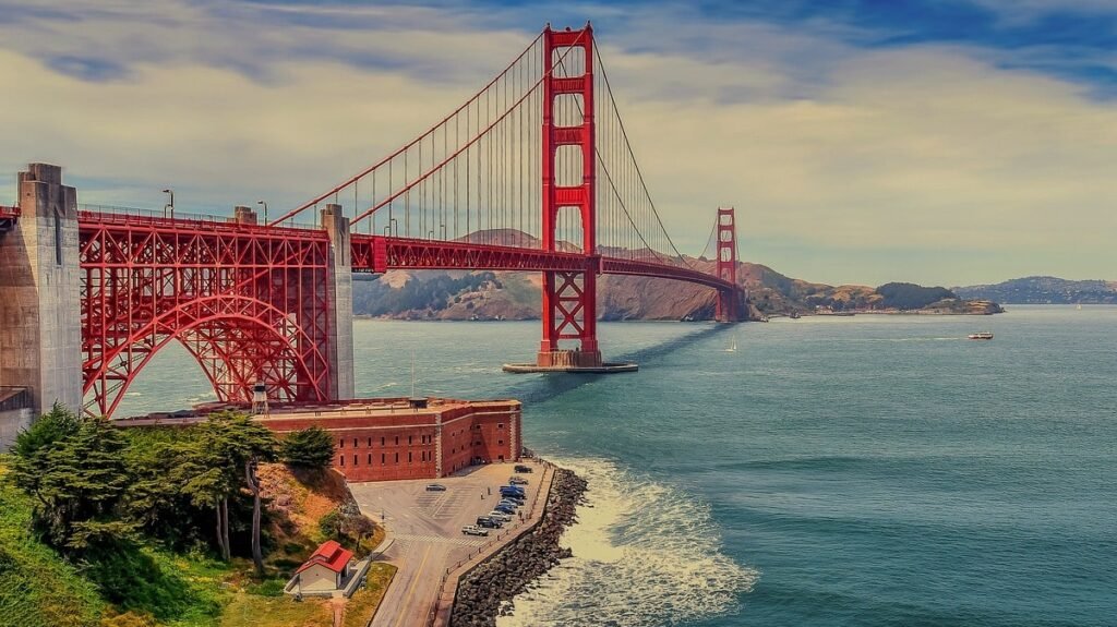 Most famous Iconic golden Brigde of San Francisco best destination for family vacation in califronia